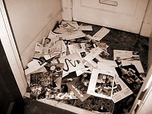 (Photo: vor einer Haustüre liegen viele Briefumschläge)